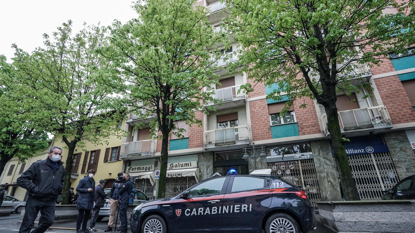 Carabinieri sul luogo della tragedia consumatasi a Rivarolo Canavese (Ansa)