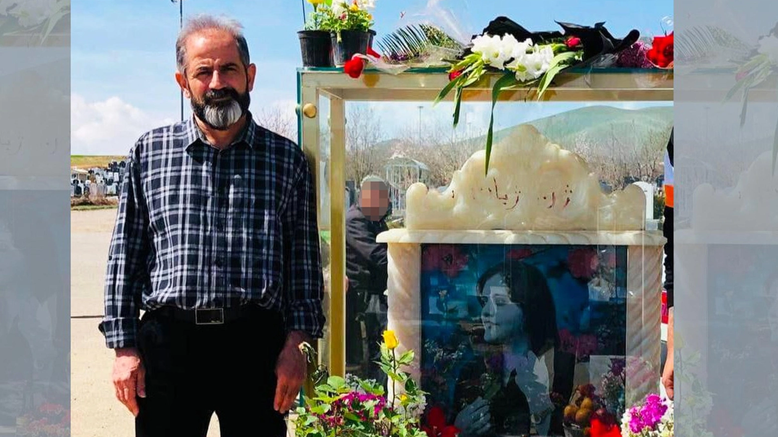 Il padre di Mahsa Amini accanto alla tomba della figlia (Ansa)