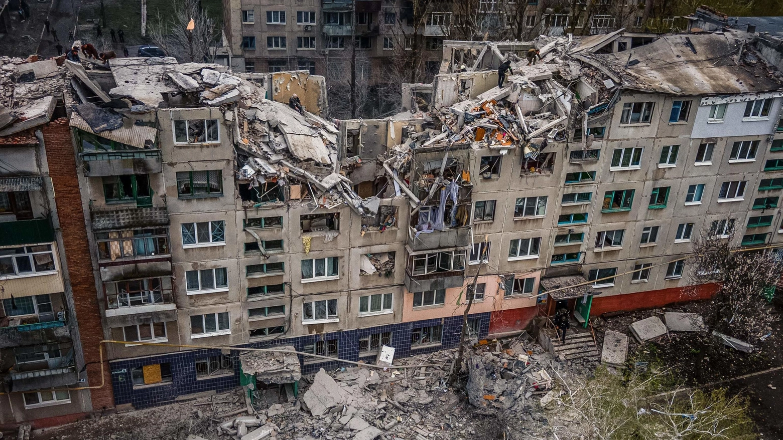Il complesso residenziale sventrato dai bombardamenti russi a Sloviansk (Ansa)