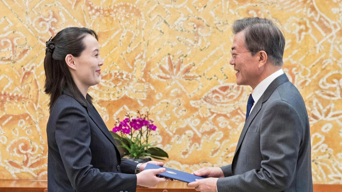 Kim Yo Jong consegna la lettera del fratello al presidente Moon Jae-in (Ansa)