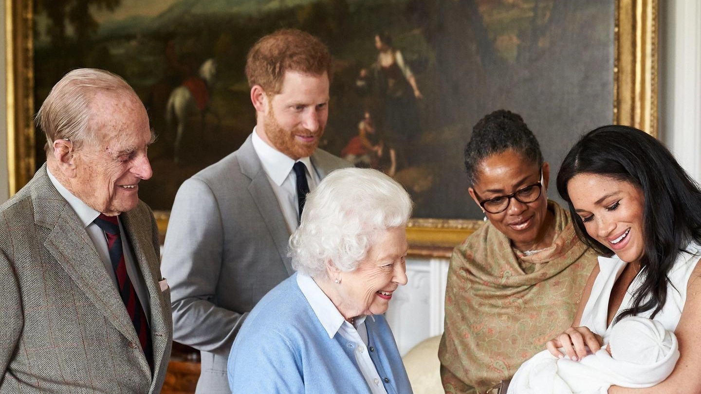Il royal baby Archie insieme con la Regina Elisabetta (Ansa)