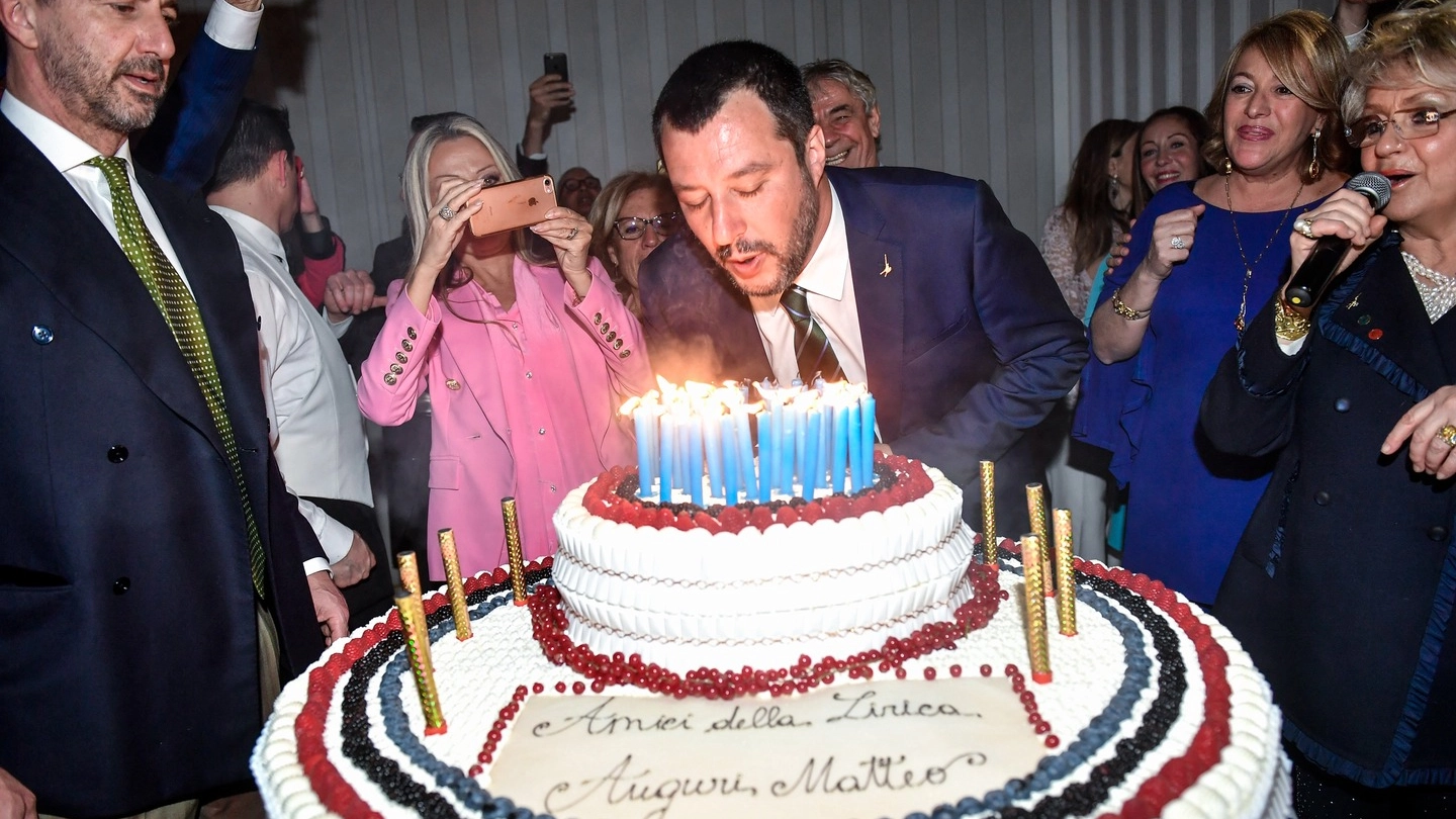 Salvini spegne le candeline del suo 46esimo compleanno (Lapresse)