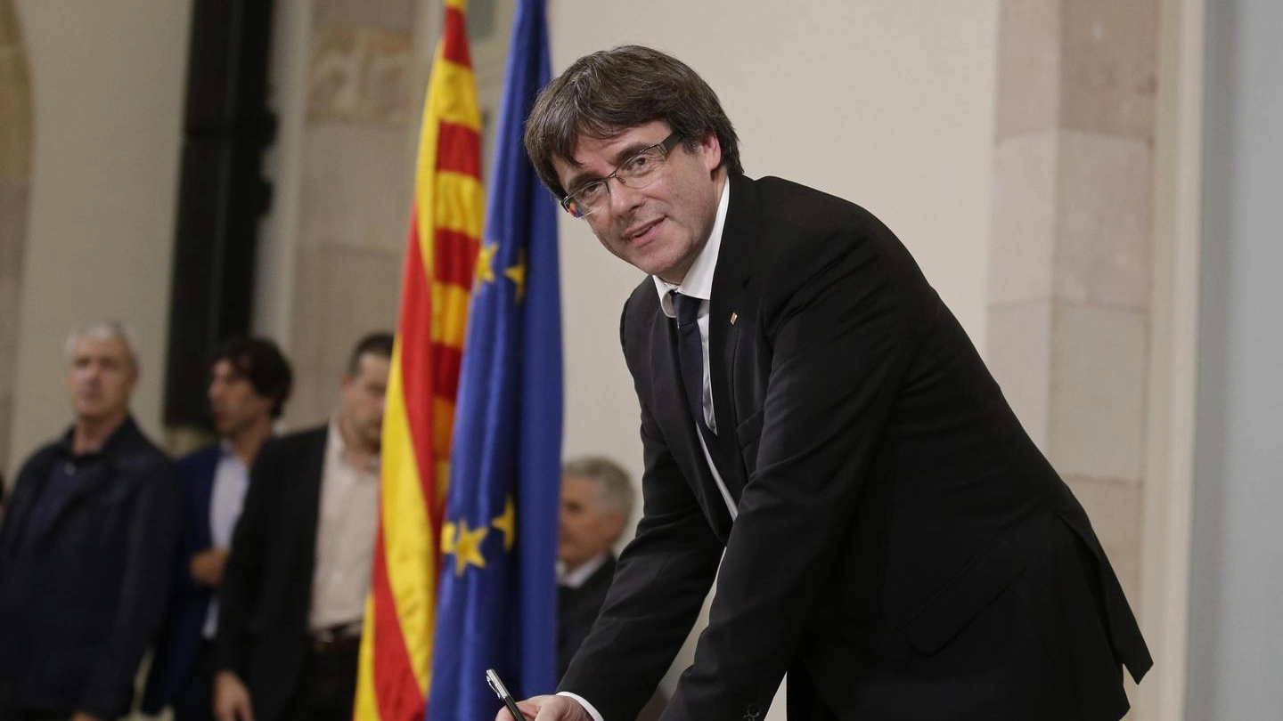 Catalogna, il presidente Puigdemont firma la dichiarazione di indipendenza (Ansa)