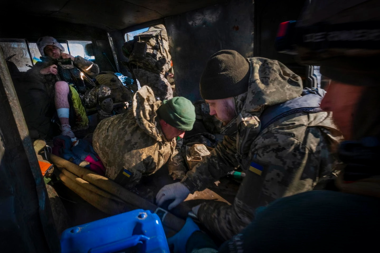 Soldati ucraini feriti sul fronte a Bakhmut (Ansa)