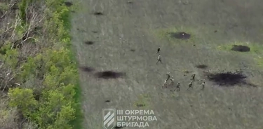 Russi in ritirata da Bakhmut: il video della fuga per i campi