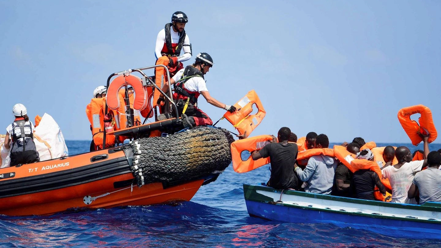 Migranti nel Mediterraneo avvicinati da un gommone di Aquarius (Ansa)