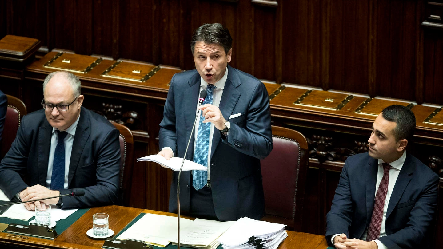 Il premier Conte durante l'informativa sul Mes, tra i ministri Gualtieri e Di Maio 