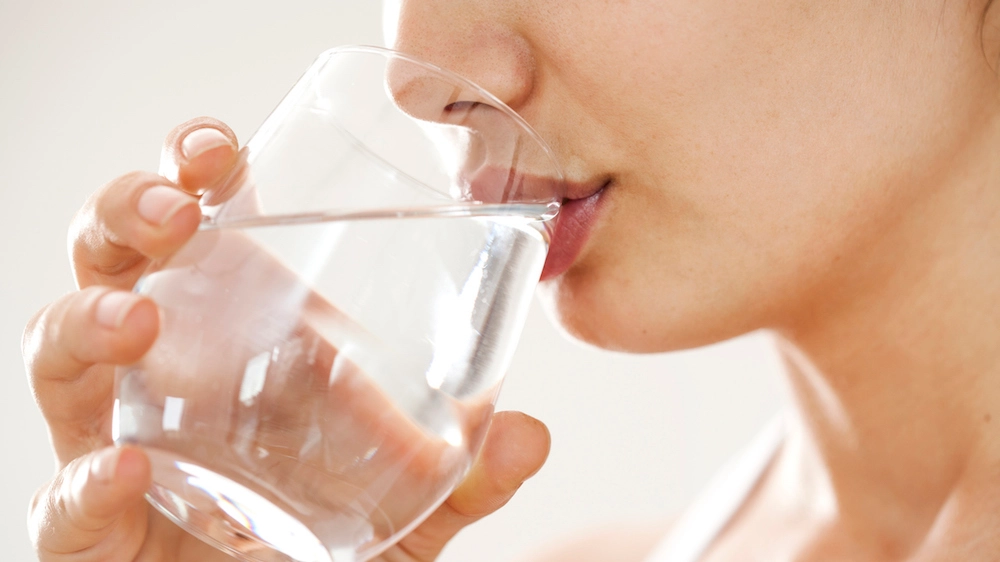 Acqua o vapore aiutano a mantenere la gola sana e idratata - foto seb_ra istock