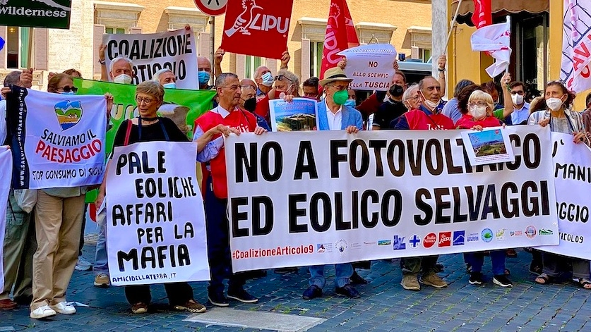 Una protesta contro l'eolico e il fotovoltaico in Toscana