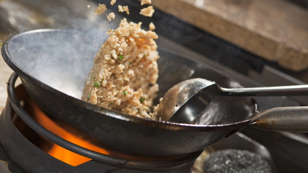 La scienza dietro il riso saltato nel wok
