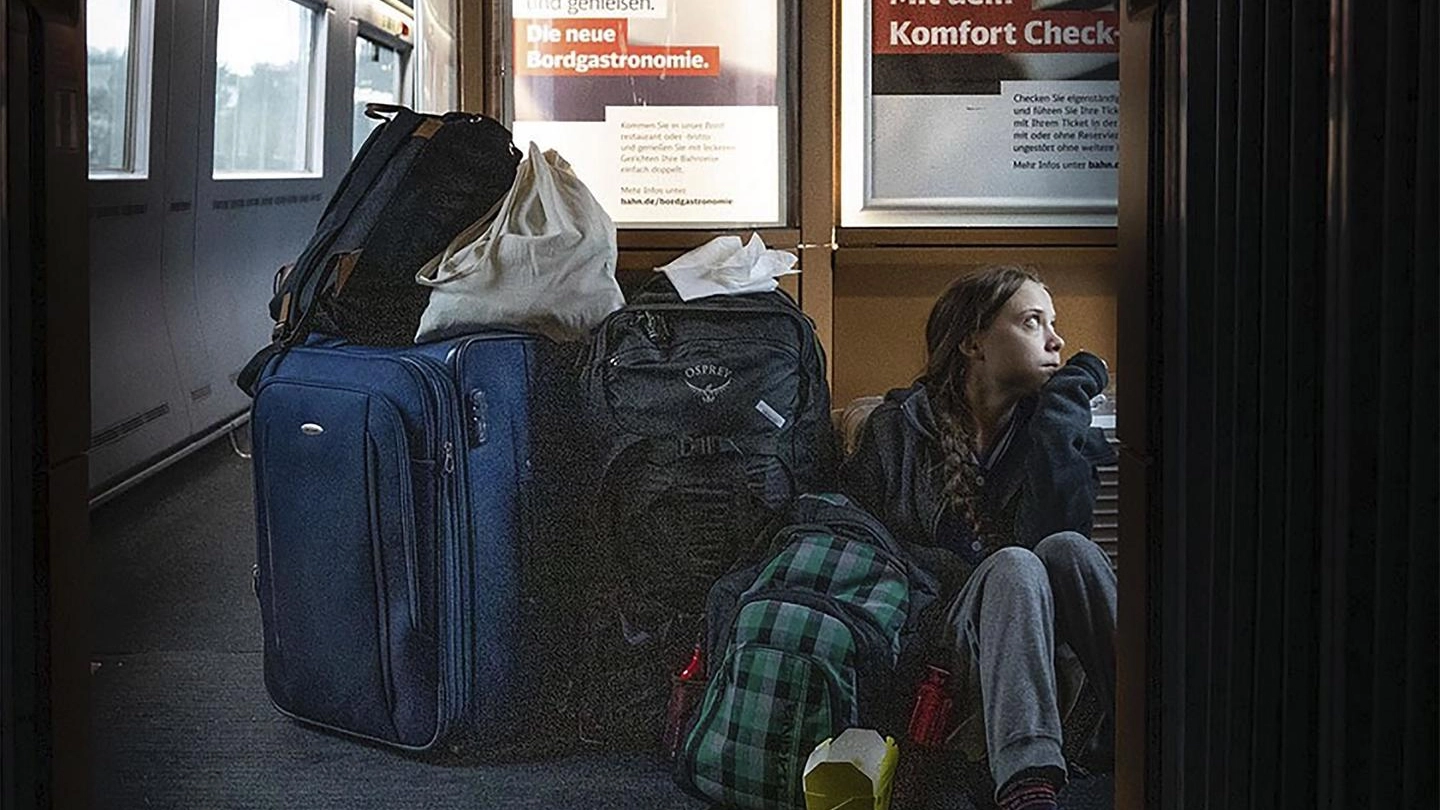 Greta Thunberg su un treno tedesco sovraffollato, seduta per terra. E' polemica (Ansa)