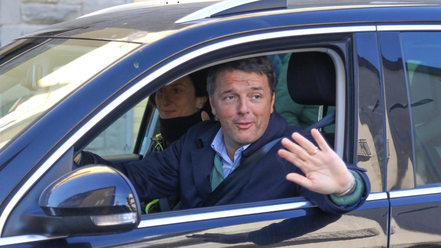 Matteo Renzi in auto con la moglie Agnese (Ansa)