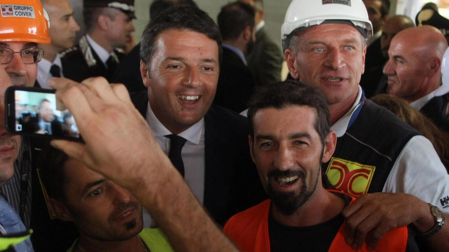 Renzi saluta alcuni operai durante la visita al cantiere di Expo (Ansa)
