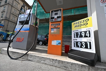 Benzina, nuovi aumenti. Self a 1,920 euro al litro