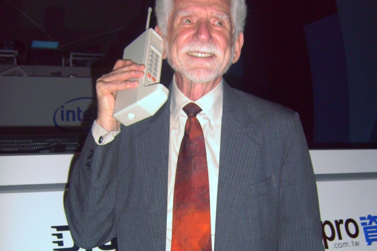 Martin Cooper, 94 anni, nel 2007 con il prototipo del cellulare che inventò nel 1973