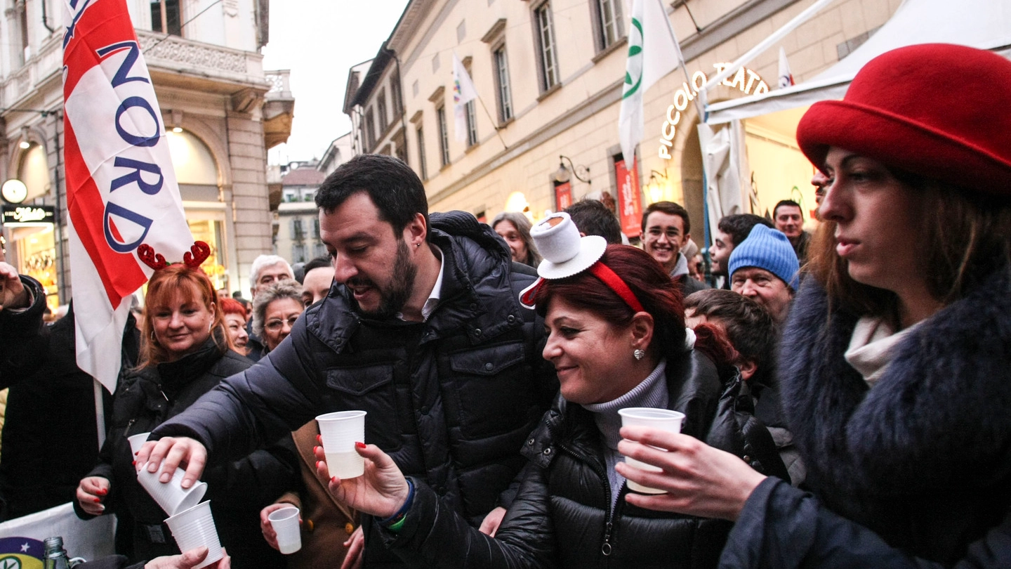 Salvini in via Dante (Newpress)