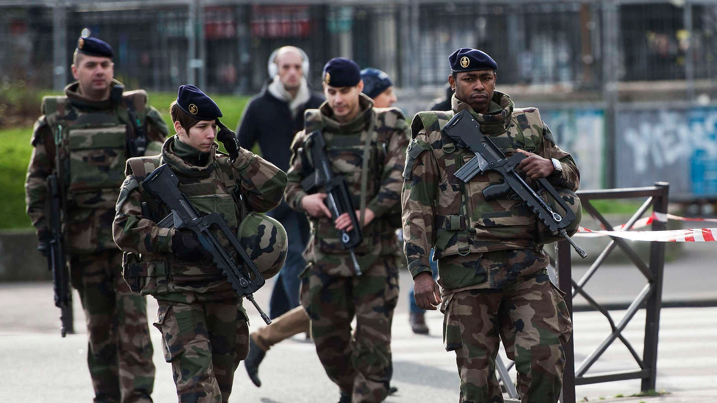 Parigi, militari francesi in strada (Olycom)