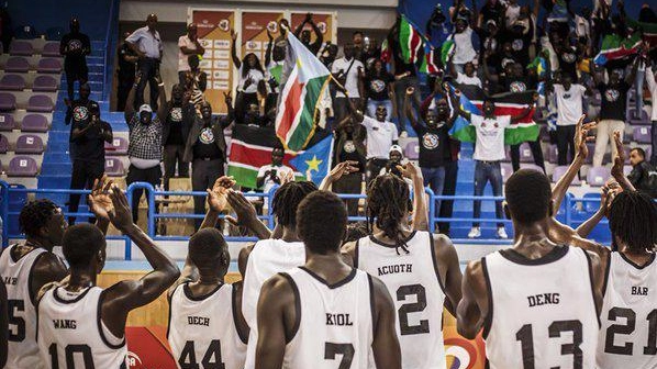 La Nazionale del Sud Sudan festeggia con i tifosi la storica qualificazione
