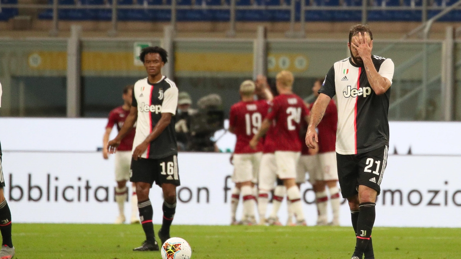 Milan-Juventus 4-2, la disperazione di Higuain (Ansa)
