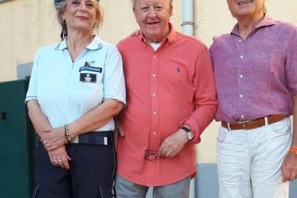 Massimo Boldi fra il comandante Giuliana Perrini e il direttore Francesco D'Anselmo