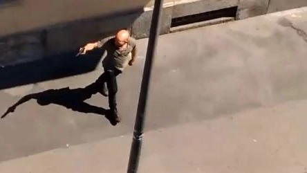 Torino, uomo armato in strada (frame da Facebook)