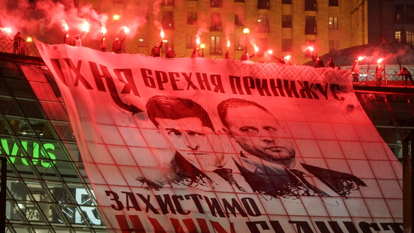 Proteste contro il presidente Zelensky (Ansa)