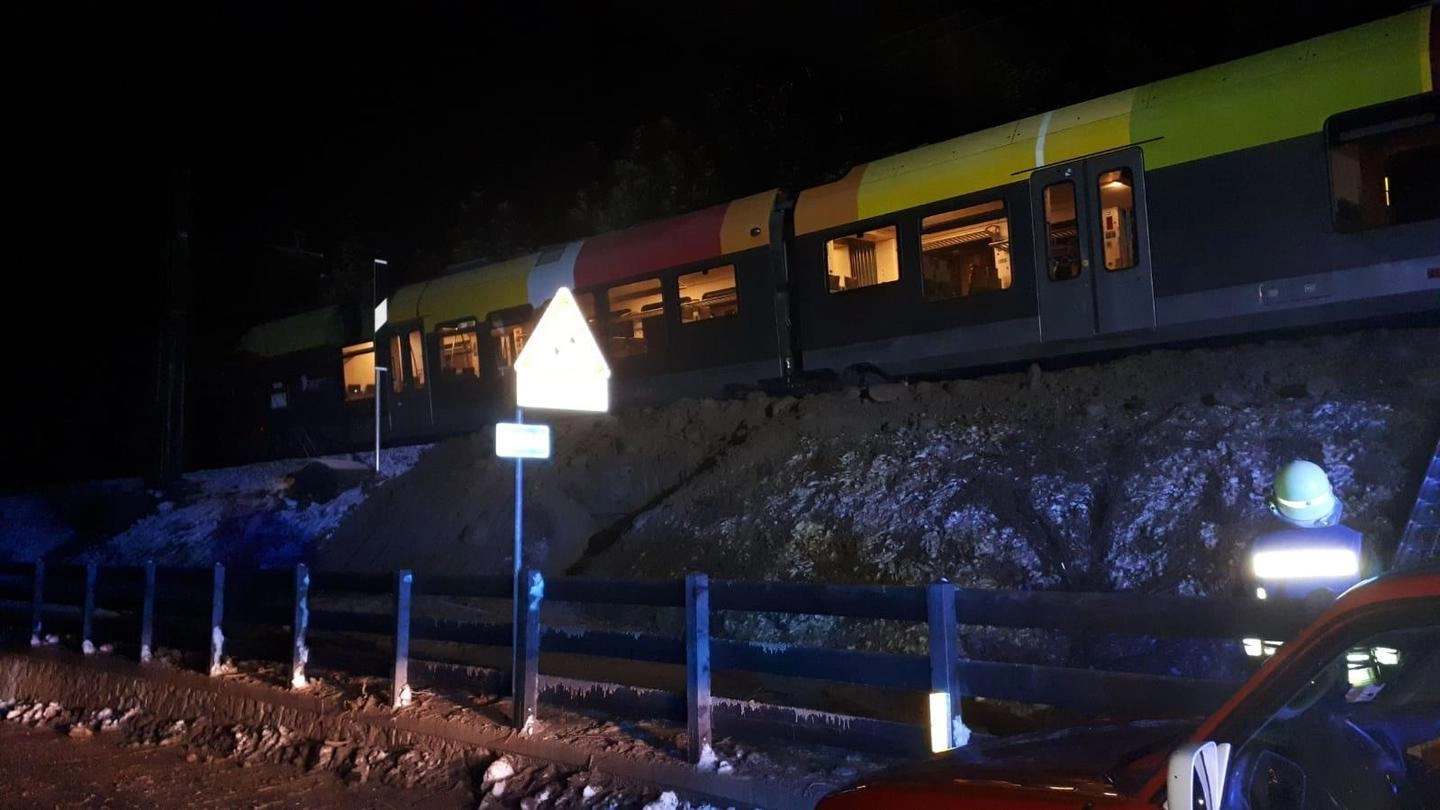 Il treno dalla val Pusteria deragliato per il maltempo (Ansa)