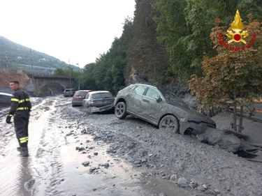 Val di Susa, esonda torrente a Bardonecchia. Nei video lo tsunami di fango. Fonti: manca l’acqua. “State a casa”