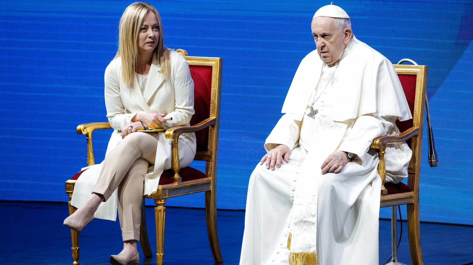 Papa Francesco e Giorgia Meloni sul palco Stati generali della natalità (Ansa)