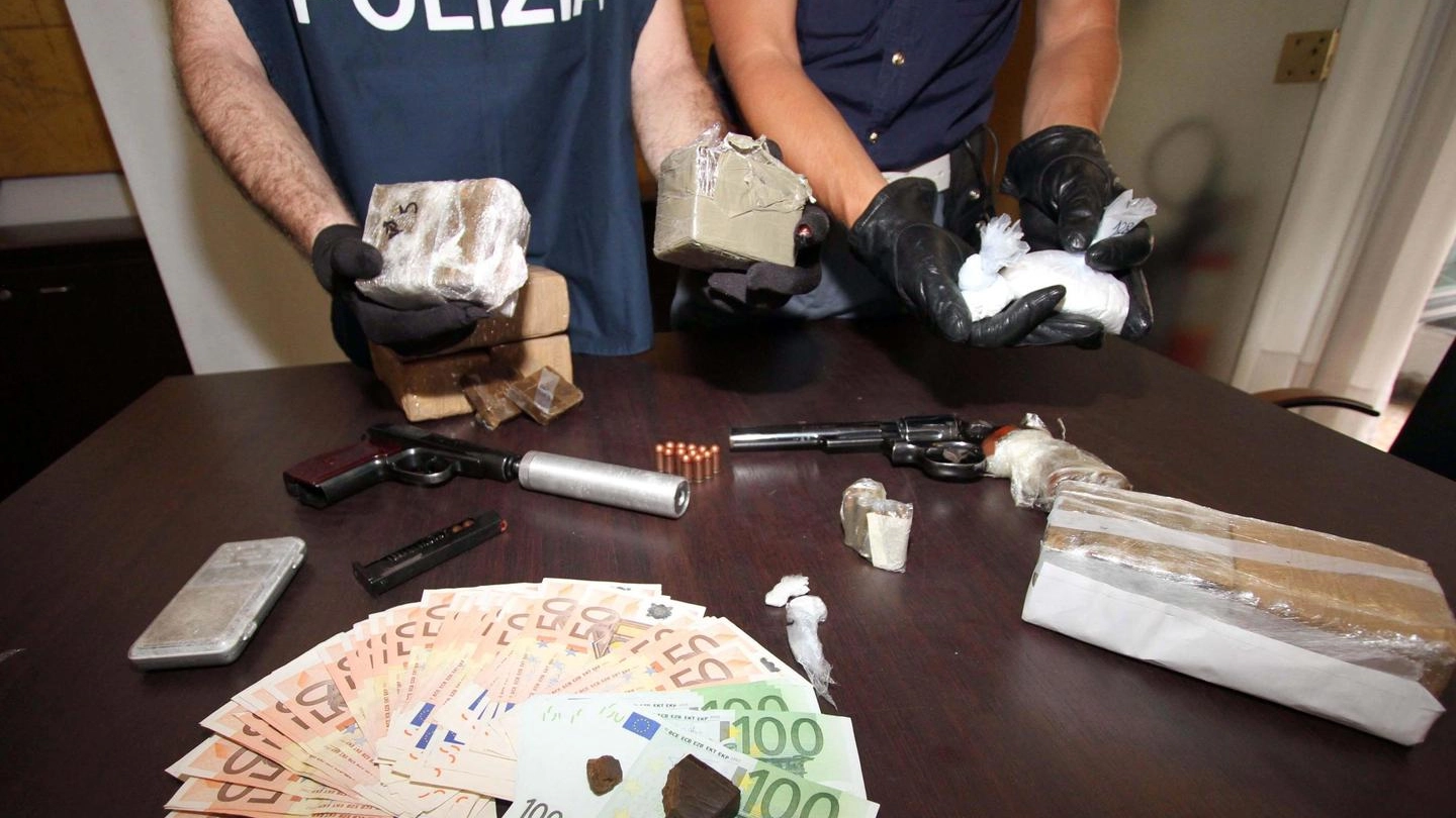 Un sequestro di cocaina, armi e denaro fatto dalla polizia (Ansa)