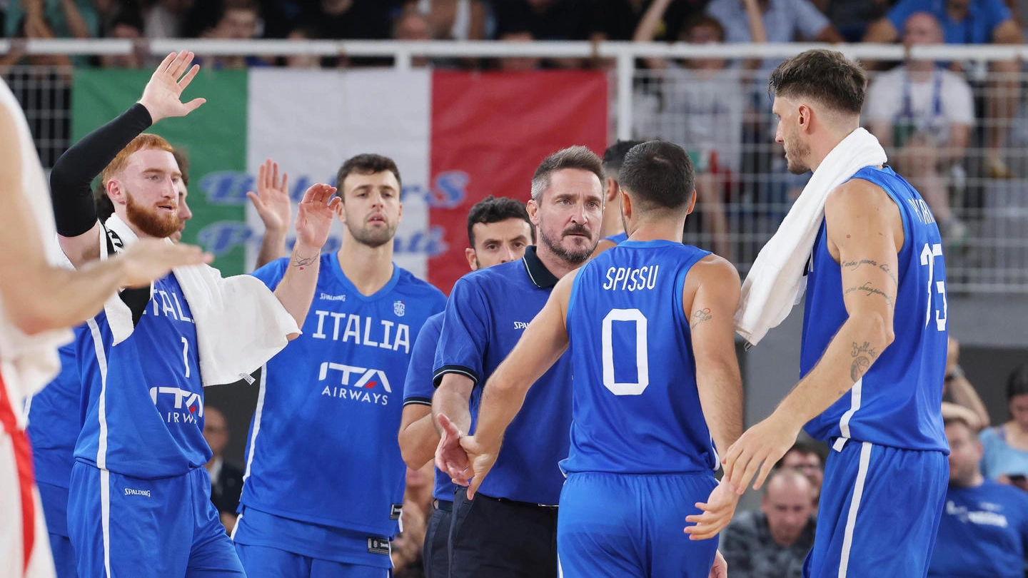 Gianmarco Pozzecco e gli azzurri del basket (Ansa)