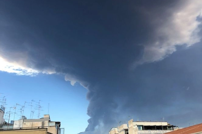 Etna, nube alta 10 chilometri (Twitter)