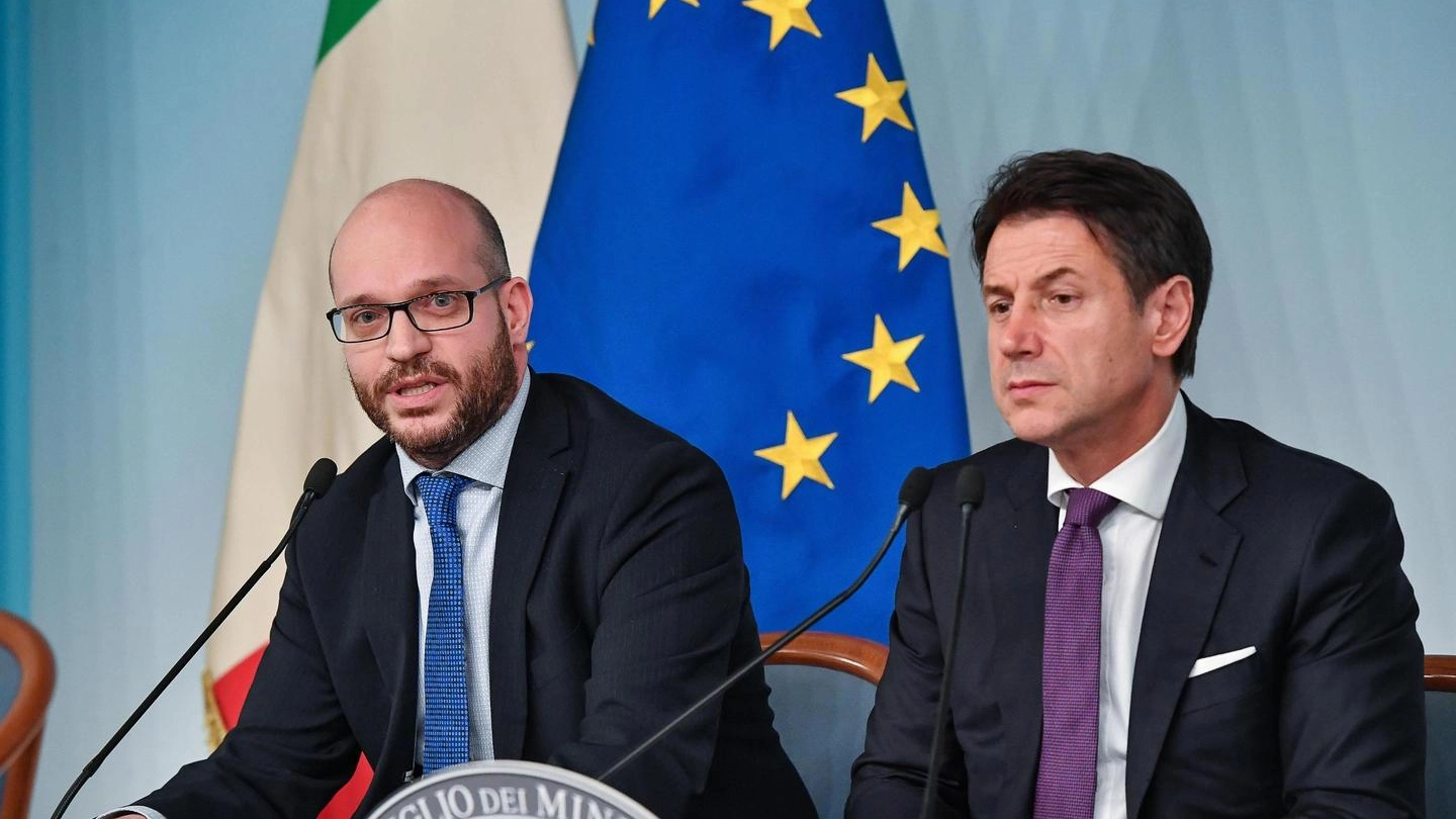 Il ministro Lorenzo Fontana e il premier Giuseppe Conte (Ansa)