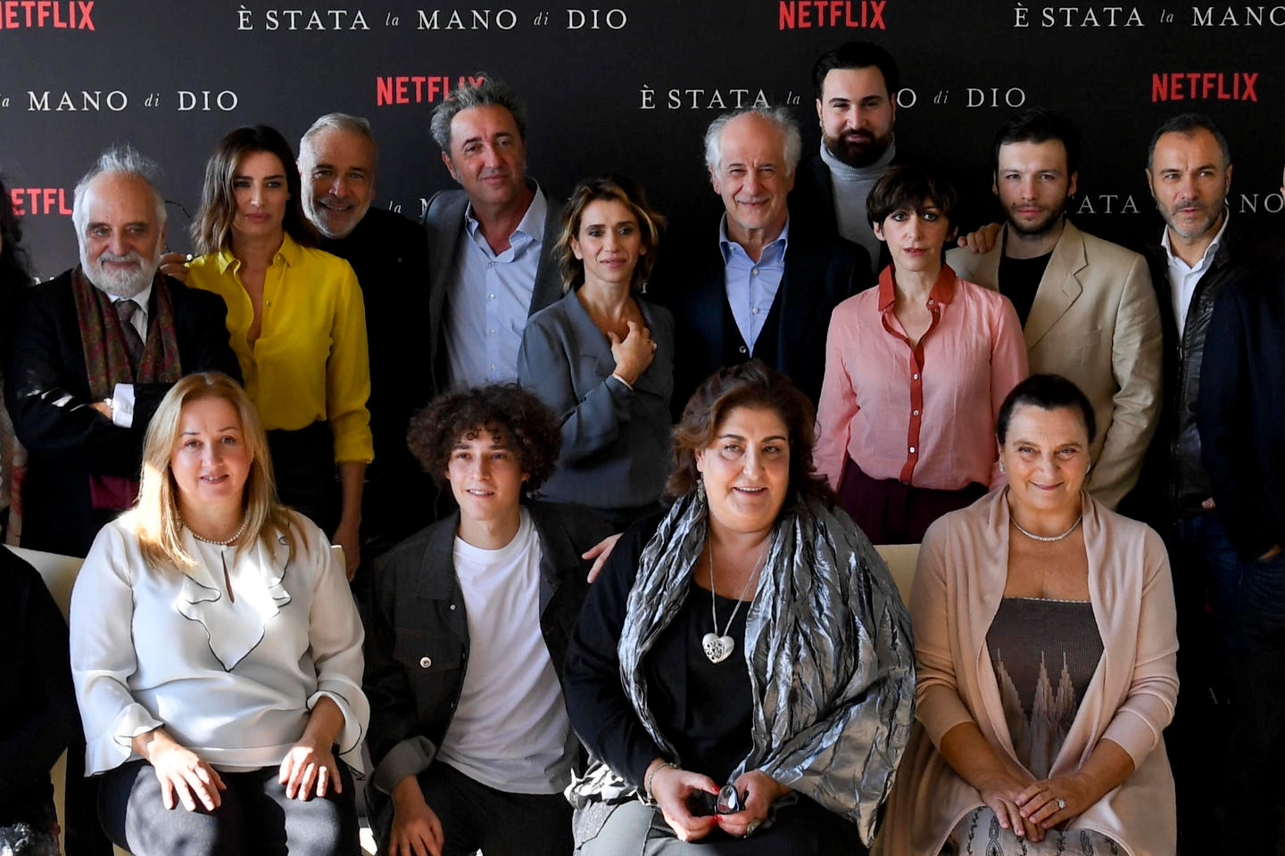 Il regista Paolo Sorrentino a Napoli con il cast del film "E' stata la mano di Dio"