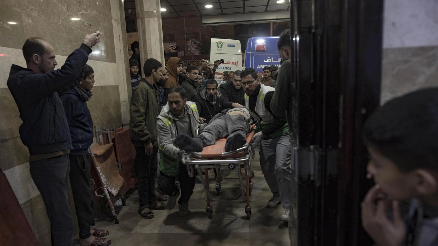 Gaza, media: Israele attacca ospedale a Khan Yunis, vittime