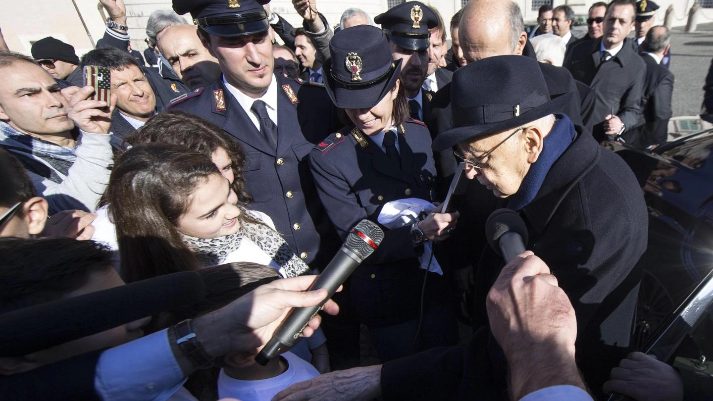 Giorgio Napolitano in piazza Quirinale saluta i bambini (Ansa9
