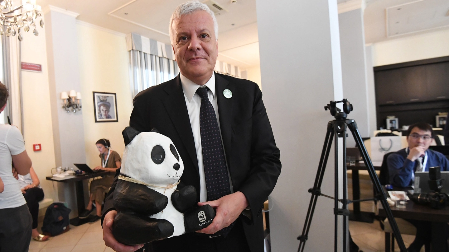 Il ministro Galletti con il panda di cartapesta donatogli dal Wwf