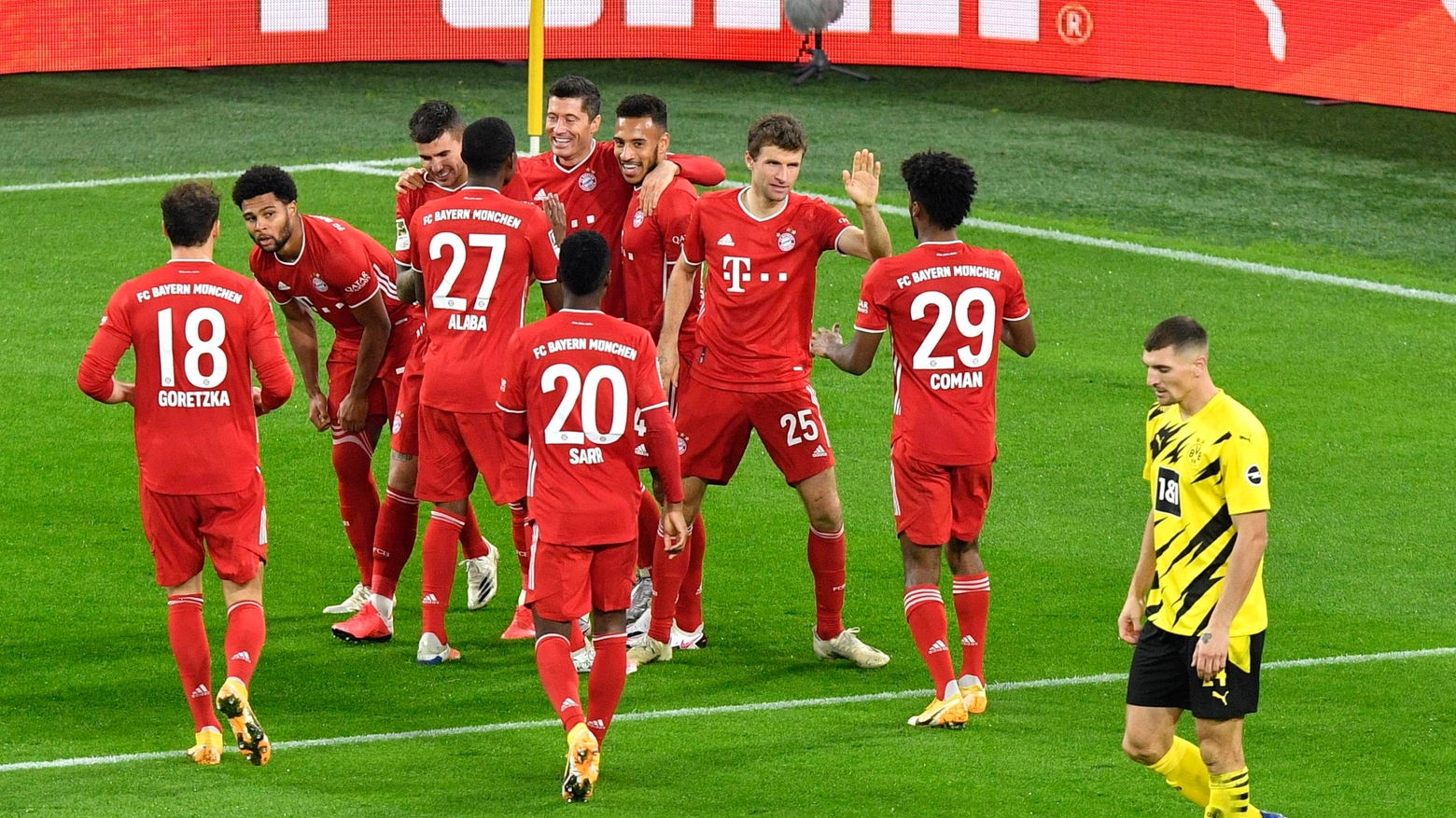 Il Bayern esulta dopo un gol (Ansa)