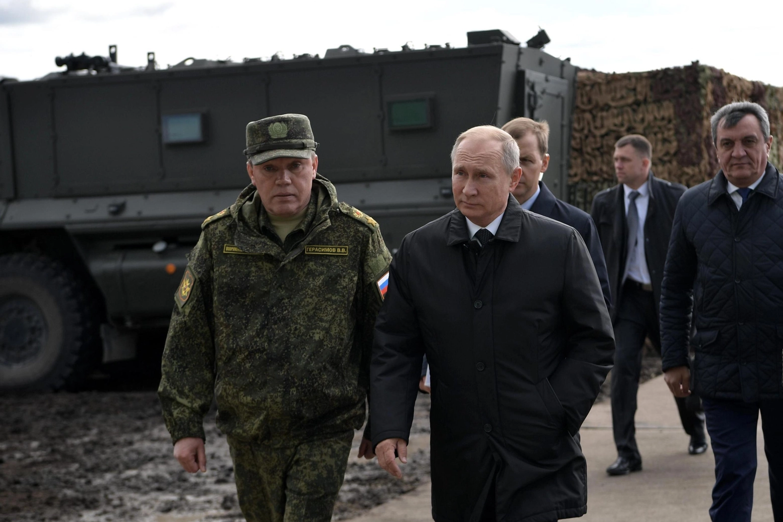  Vladimir Putin, 70 anni, assieme al generale Valery Gerasimov, 67 (Ansa)
