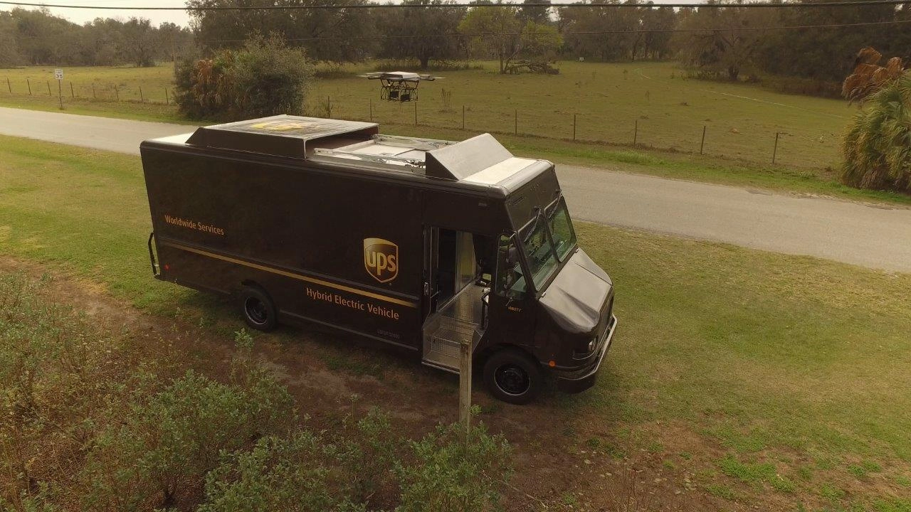 Il drone che si stacca dal furgone UPS per la consegna - foto UPS