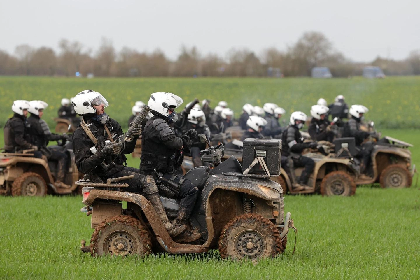 Gli agenti francesi sui quad a Sainte-Soline (Ansa)