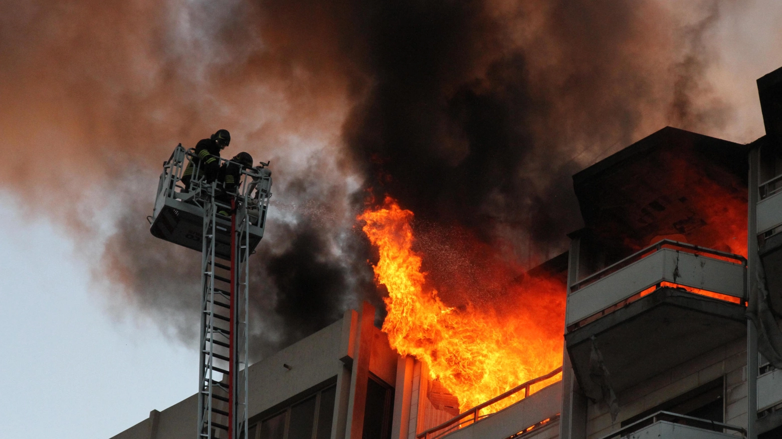 Incendio in un appartamento a Roma, candele accese in casa (immagine d'archivio)