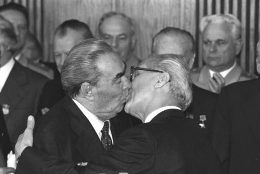 La foto del bacio tra Brezhnev e Honecker