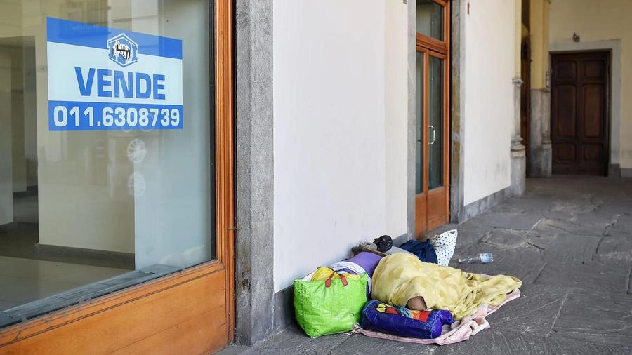 Un senza tetto costretto a dormire per strade (Ansa)
