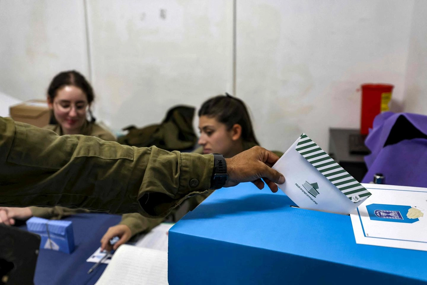 Un militare israeliano al voto (Ansa)