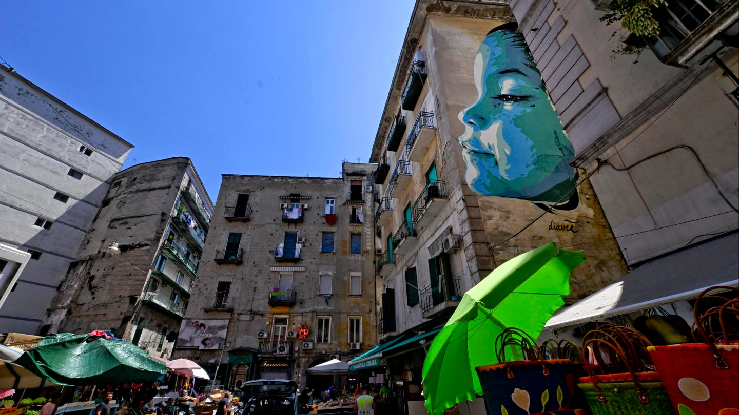 Un grande murales con il volto di una bambina nel quartiere Montesanto a Napoli 
