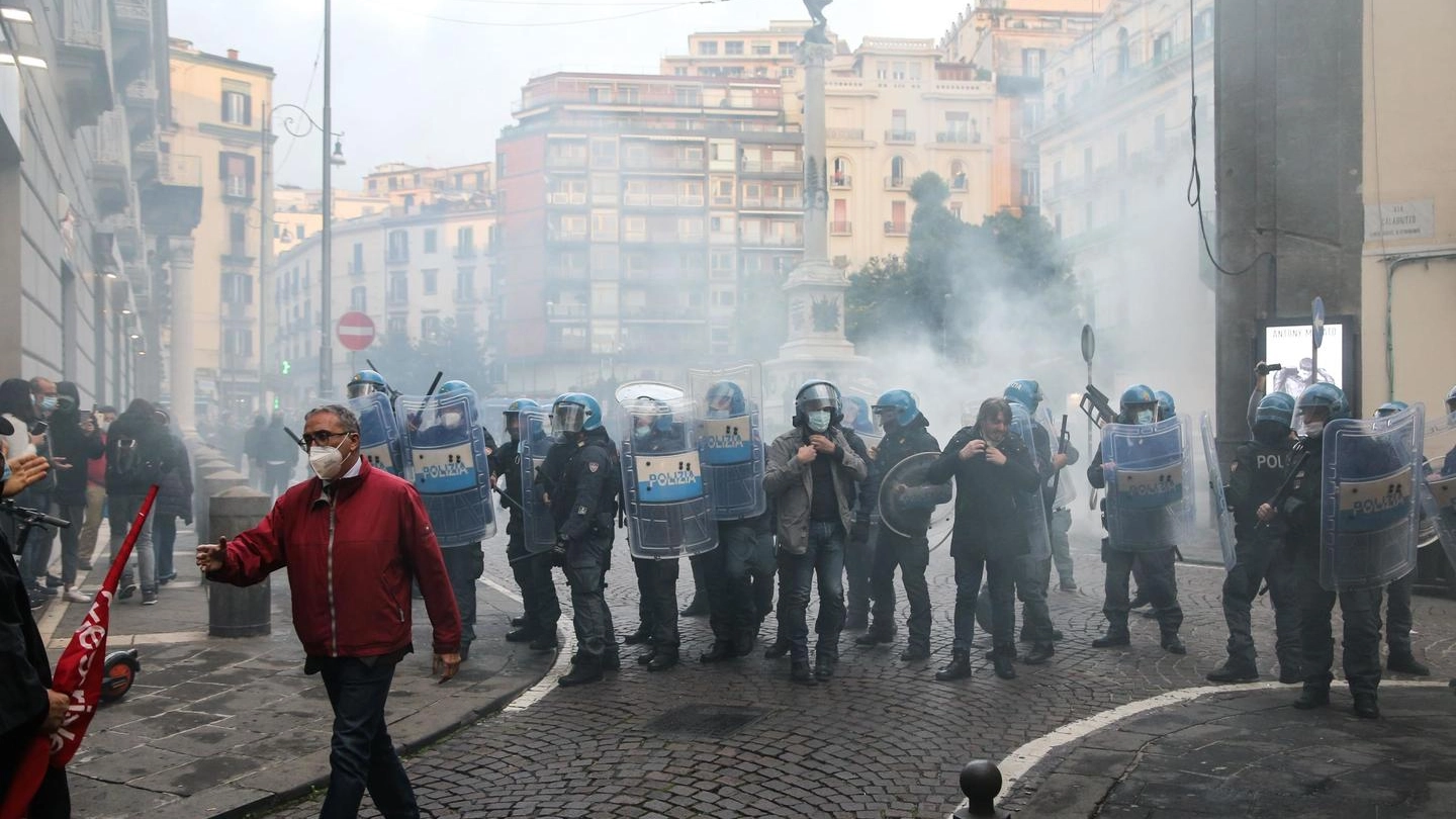 Ancora scontri a Napoli, oggi per le politiche di Confindustria (Ansa)