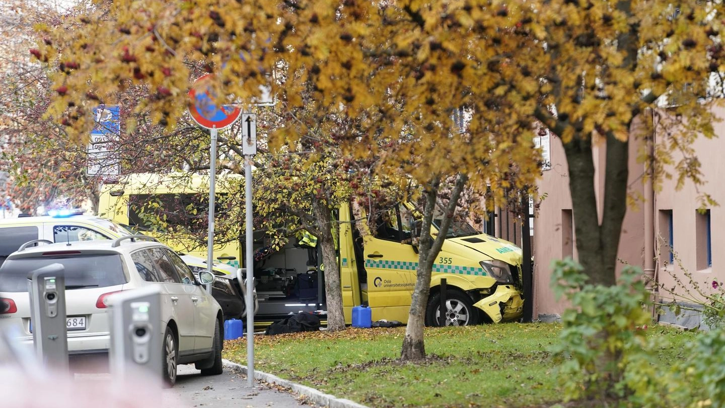 L'ambulanza rubata e lanciata sui pedoni a Oslo (Ansa)