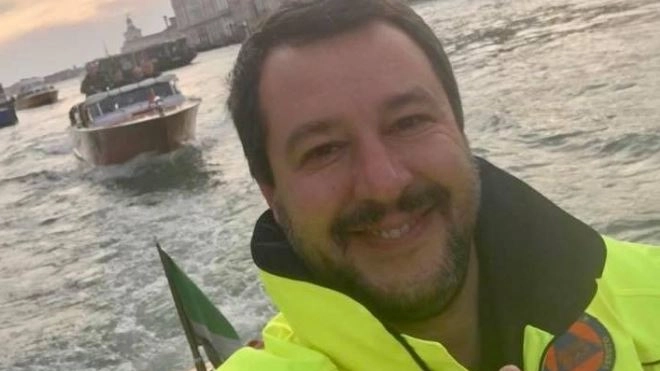 Matteo Salvini, il selfie prima di partire per il Veneto 