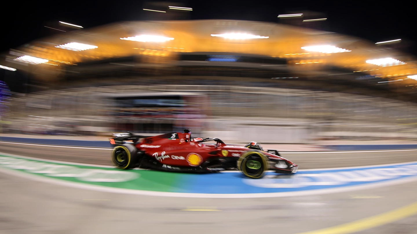 La Ferrari di Leclerc in pista sul circuito di Bahrain (Ansa)